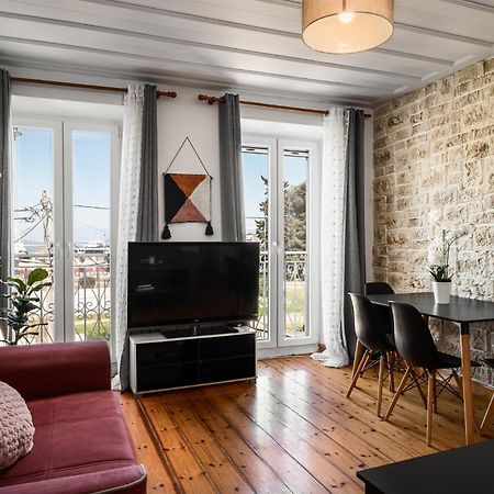 Laval Apartment Mantouki Bagian luar foto