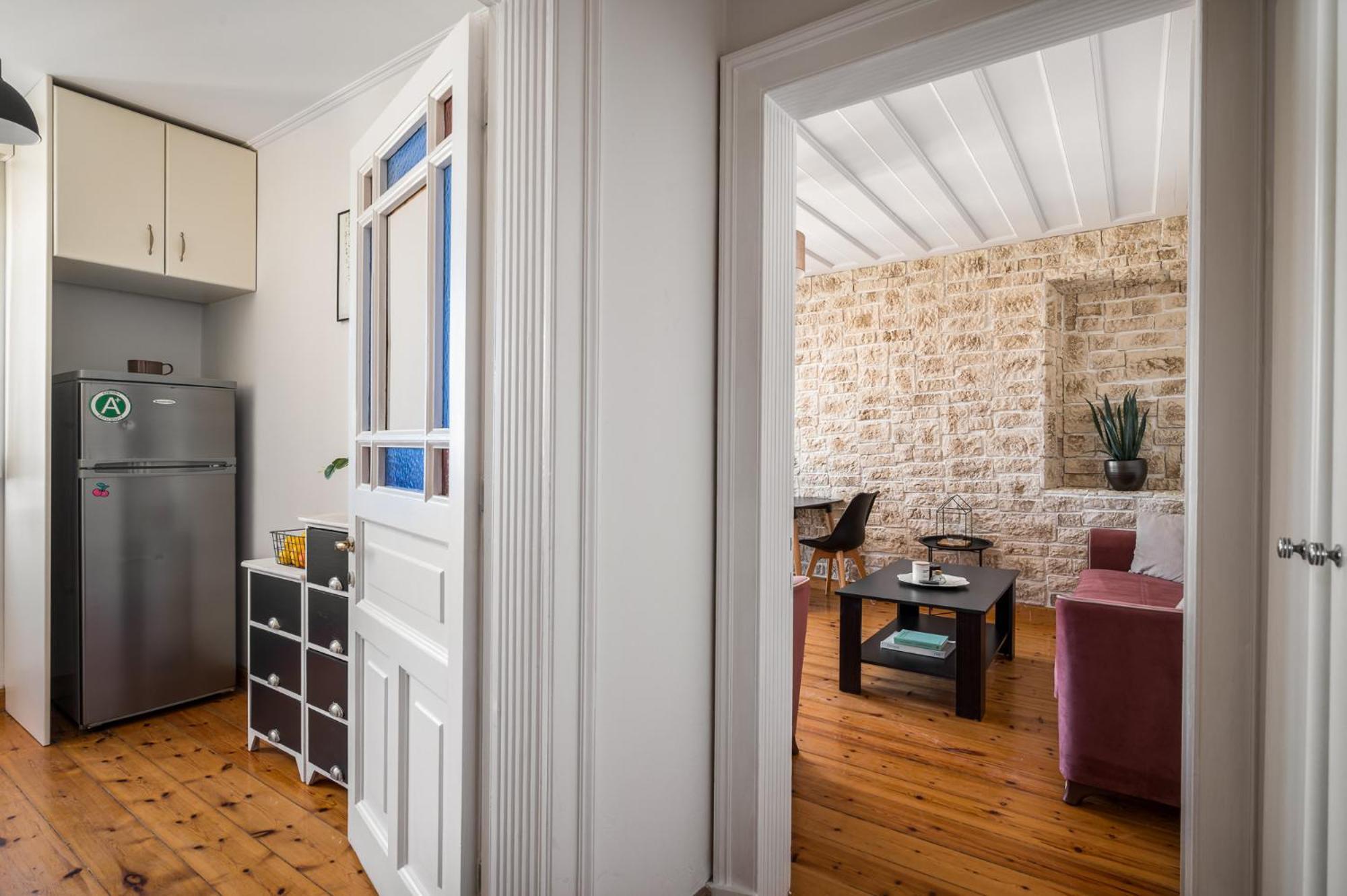 Laval Apartment Mantouki Bagian luar foto