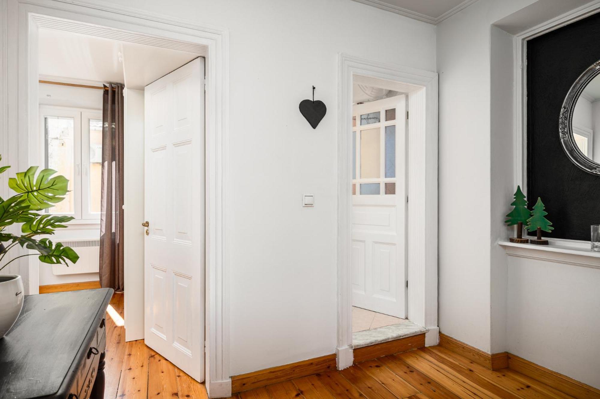 Laval Apartment Mantouki Bagian luar foto