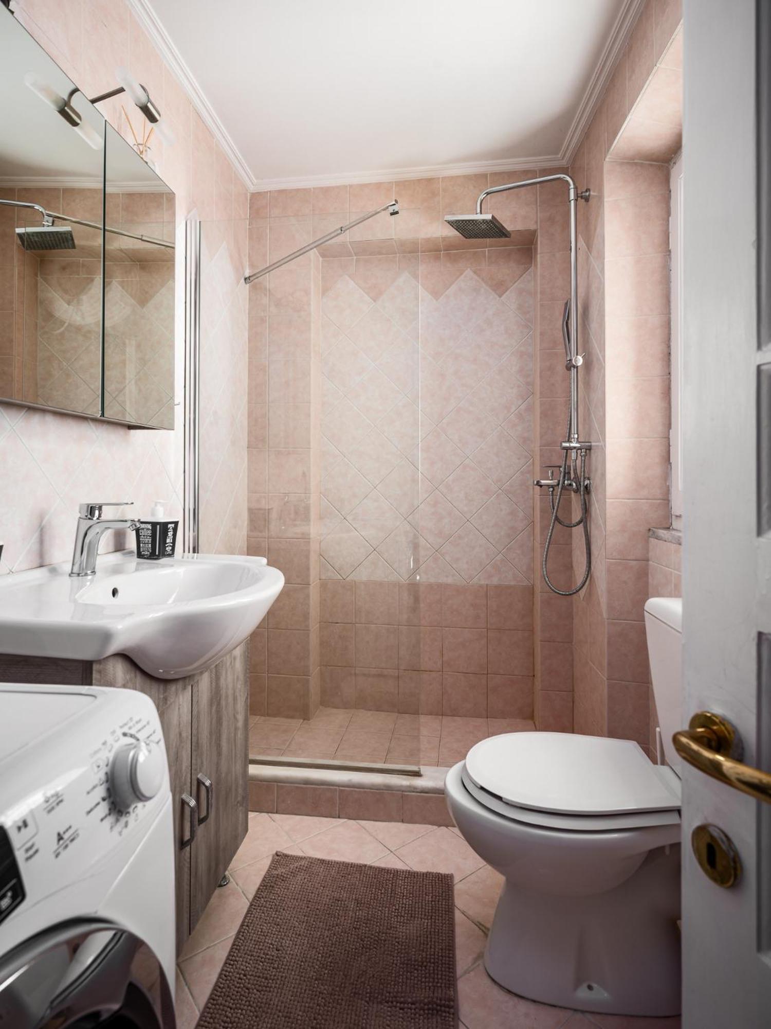 Laval Apartment Mantouki Bagian luar foto