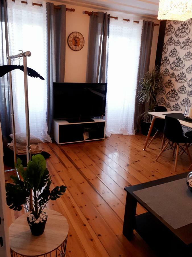 Laval Apartment Mantouki Bagian luar foto