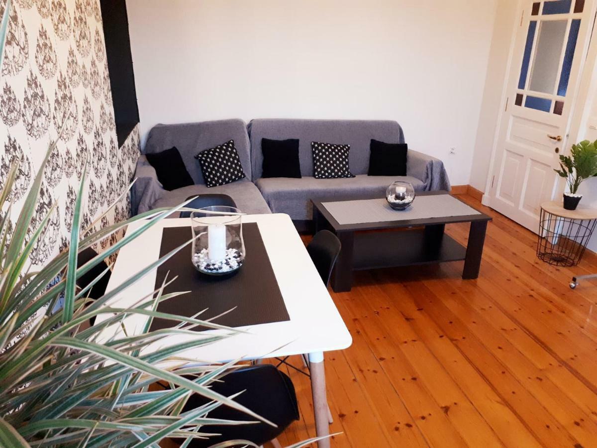 Laval Apartment Mantouki Bagian luar foto